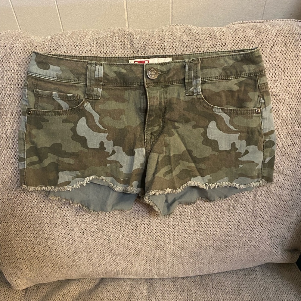L.e.i junior shorts. Like new. Size 7